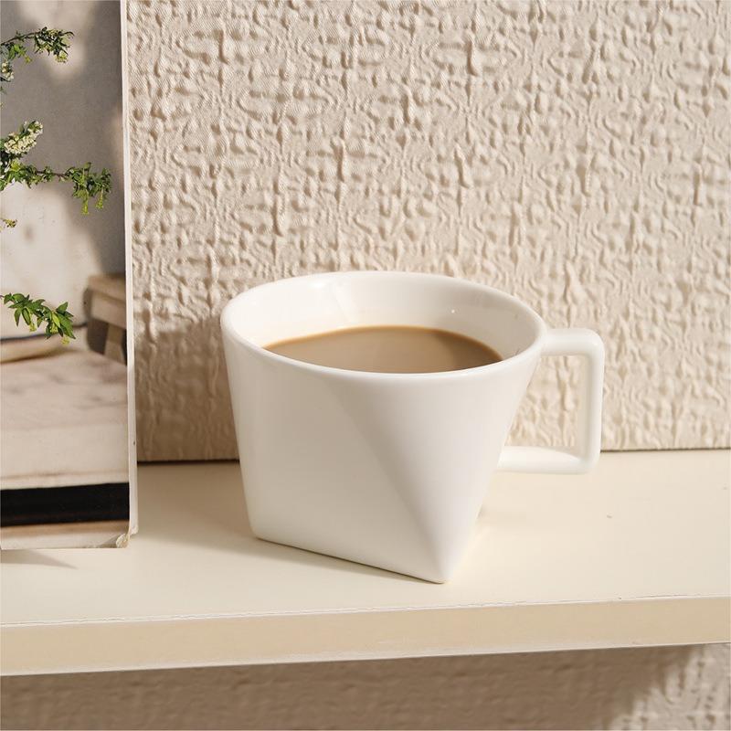 Tazza da Caffè Triangolare da 150ML Tazza Creativa in Ceramica Piccola Tazza Bianca per Espresso Tazza per Tè al Latte Tazza Unica per Bere Acqua per Casa Ufficio