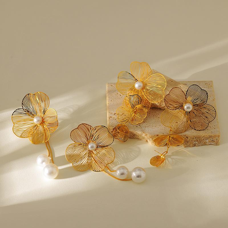 European and American metal three-dimensional flower stud earrings women's sweet and cool ins wind flow Su gold-plated stainless steel earrings earrin