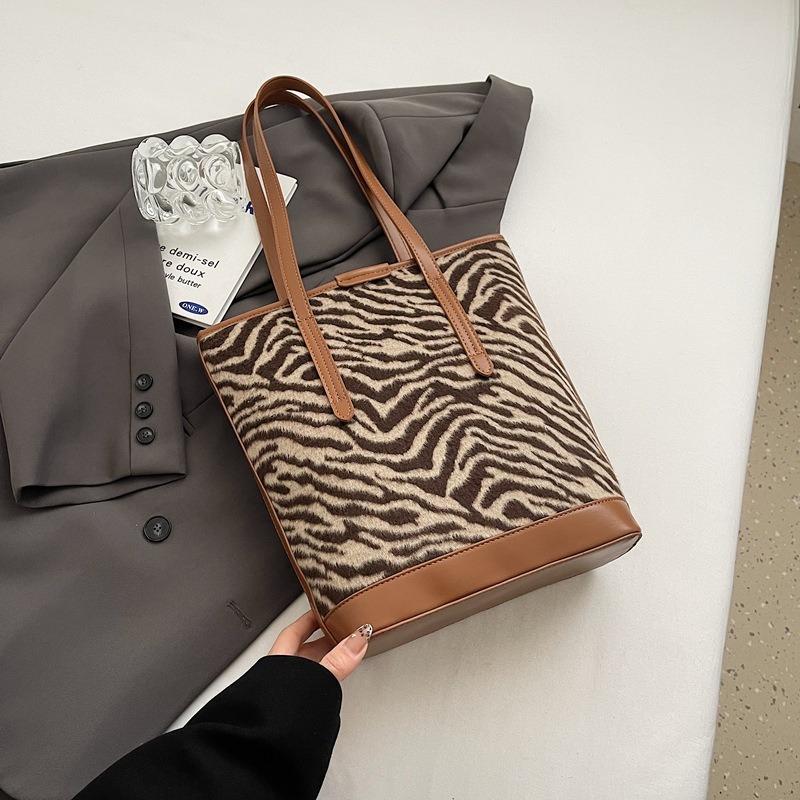 

Spring and summer contrasting color niche plaid bag women s new versatile messenger bag hand-held woolen bucket bag