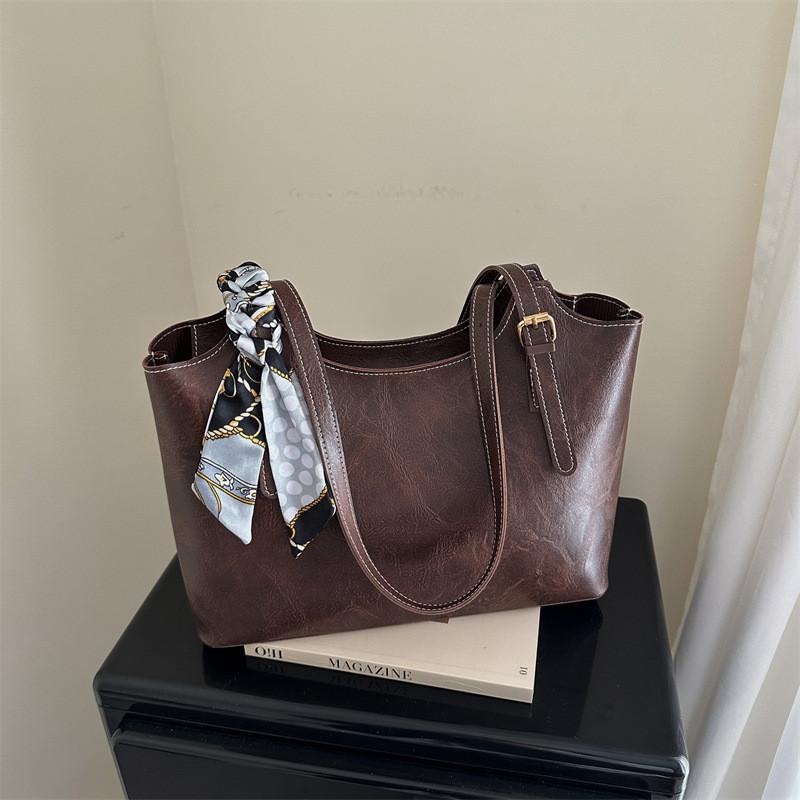 Vintage Style Handheld Shoulder Bag With Zipper Closure For Commuting