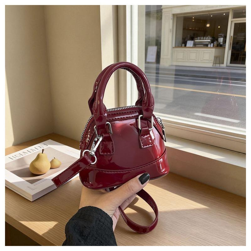 Elegantní lakovaná módní malá crossbody taška přes rameno s designem mušle