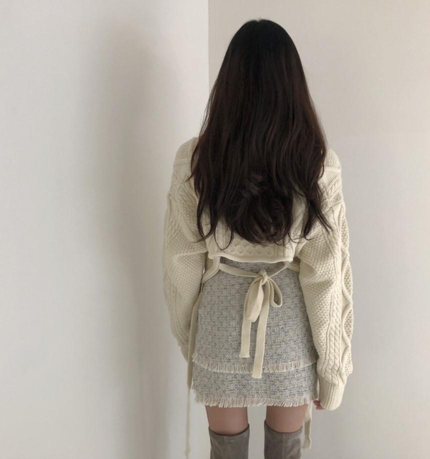 Retro V-Neck Knit Sweater with Back Tie – Stylish Autumn/Winter Women's Fashion