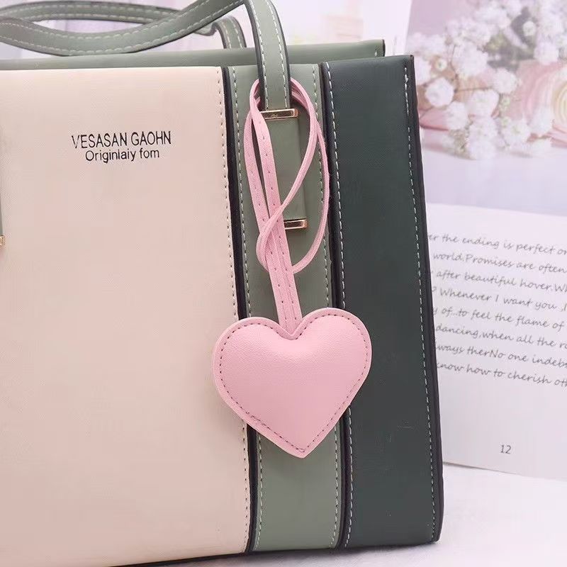 Colgante en forma de corazón de cuero PU