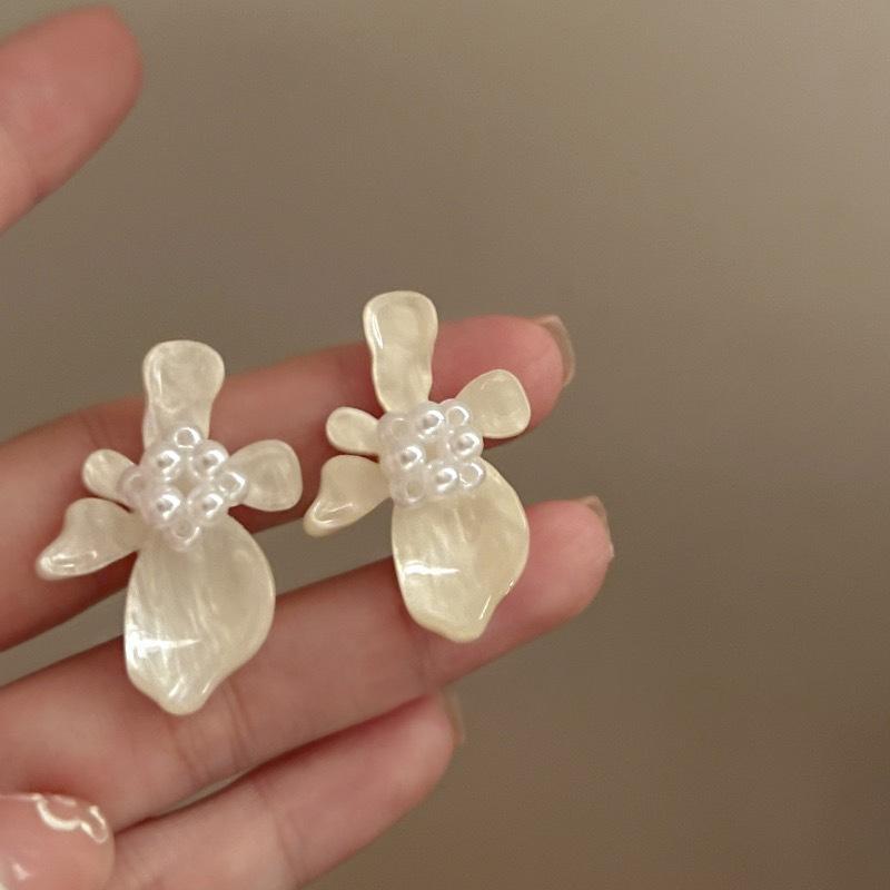 

Exquisite Niche Retro Flower Earrings 1 pair of earrings