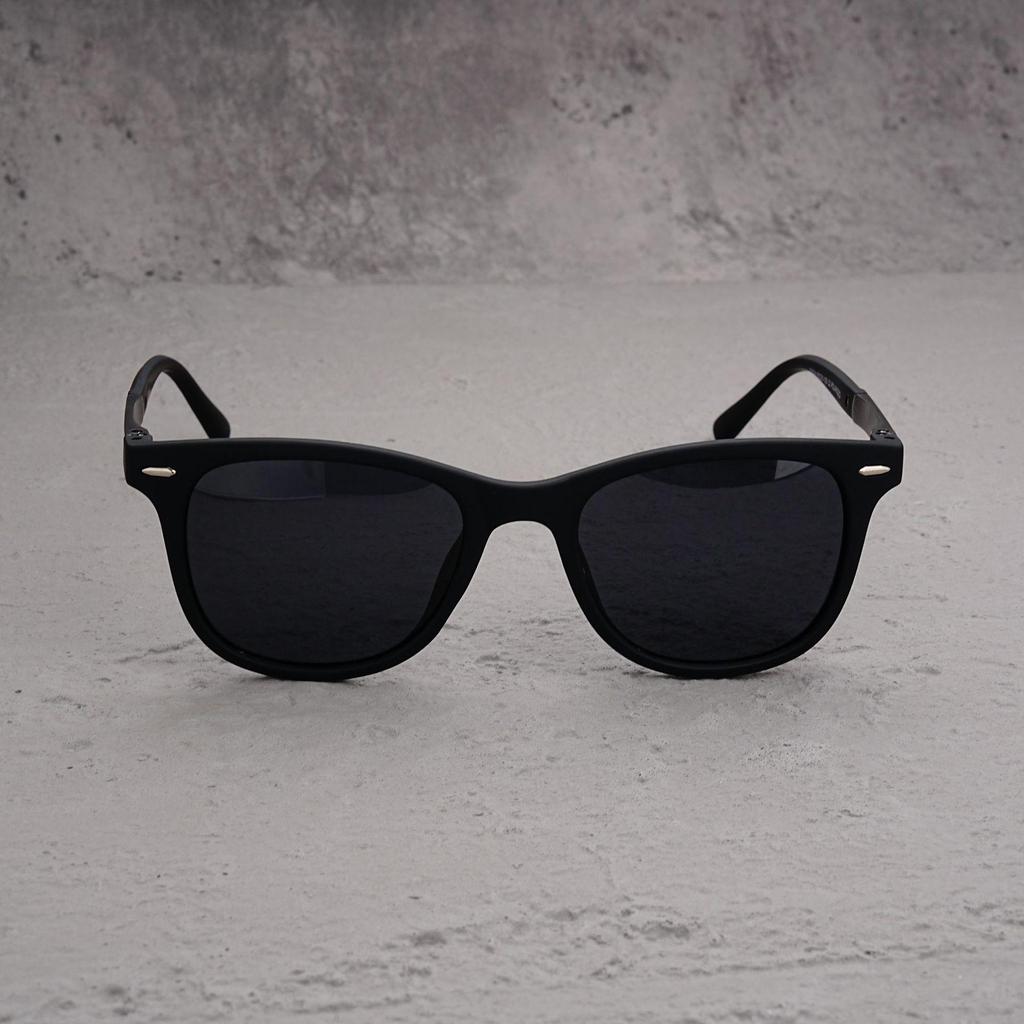 Retro Classic Polarized Sunglasses with Square Frame and Rivet Design
