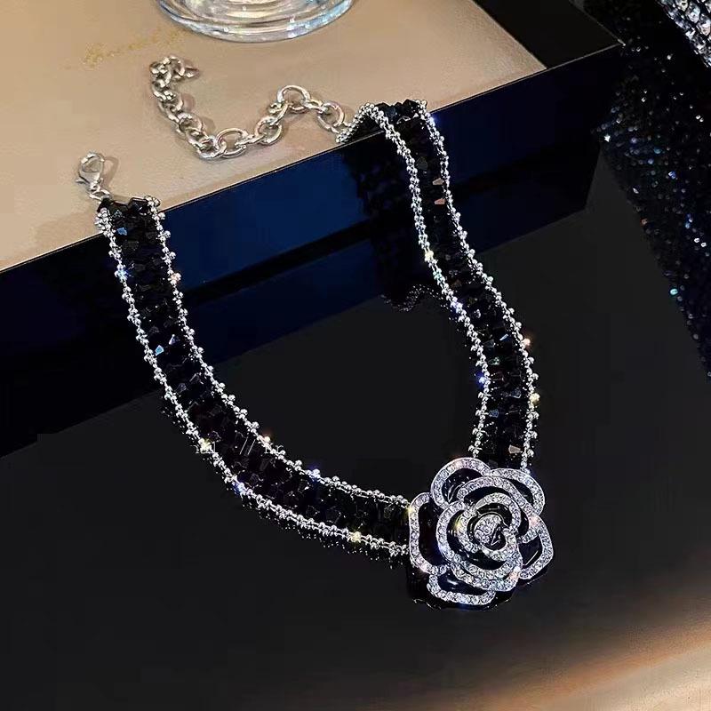 Black Camellia Rhinestone Choker Necklace: French-Inspired, Korean Luxury Design чёрный