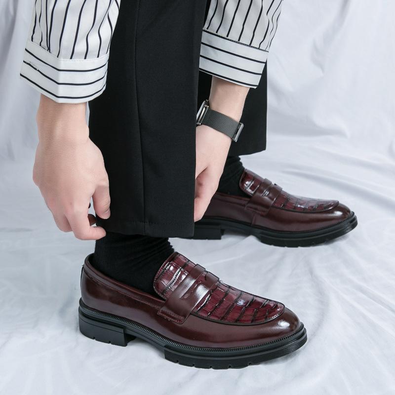 

New foreign trade men s European, American and large size leather shoes British and Korean version casual pointed retro hairstylist men s trendy shoes 38 чорний