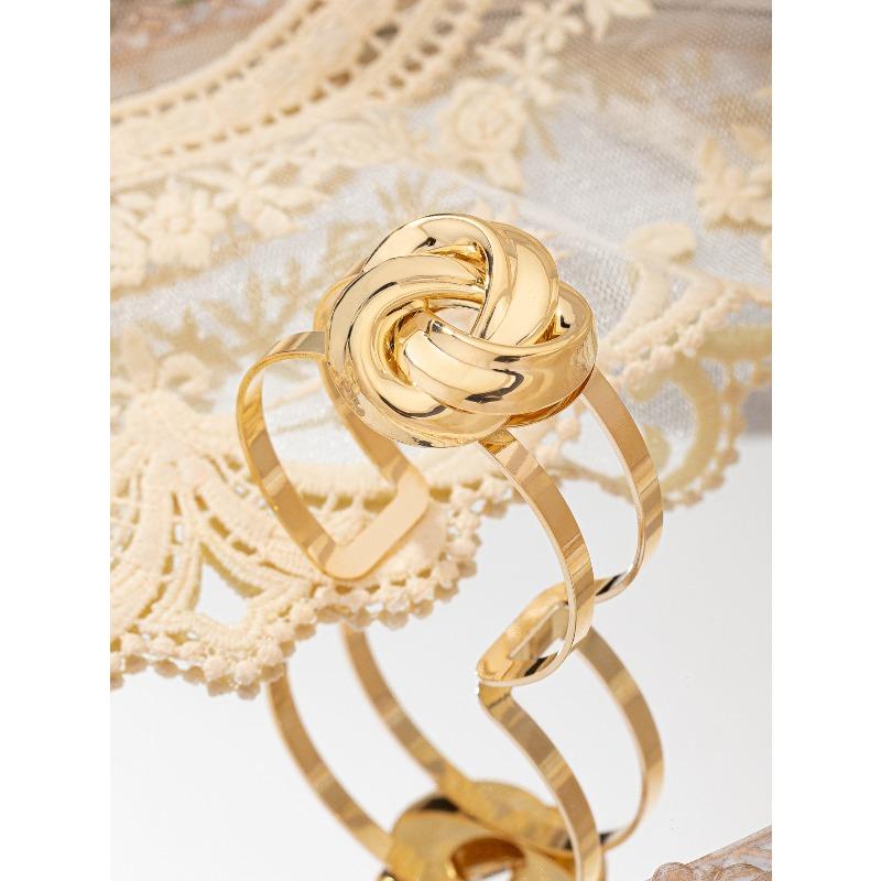 Meier Minimalist chic open bangle: a versatile and sophisticated statement piece for women золотой