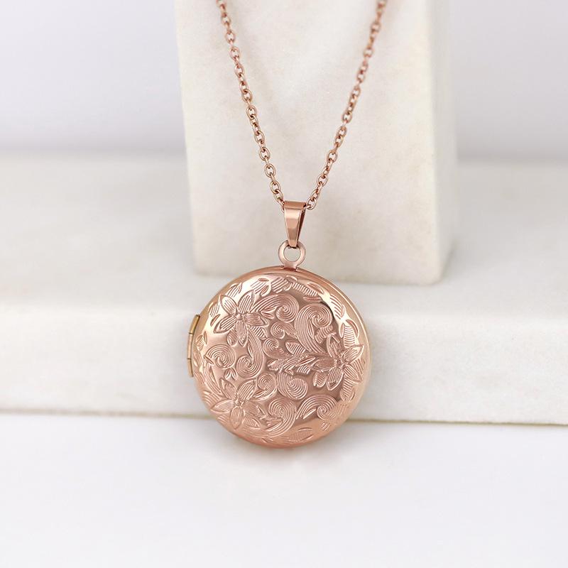 Retro Oval Clavicle Chain Locket Necklace with Engraved Pattern