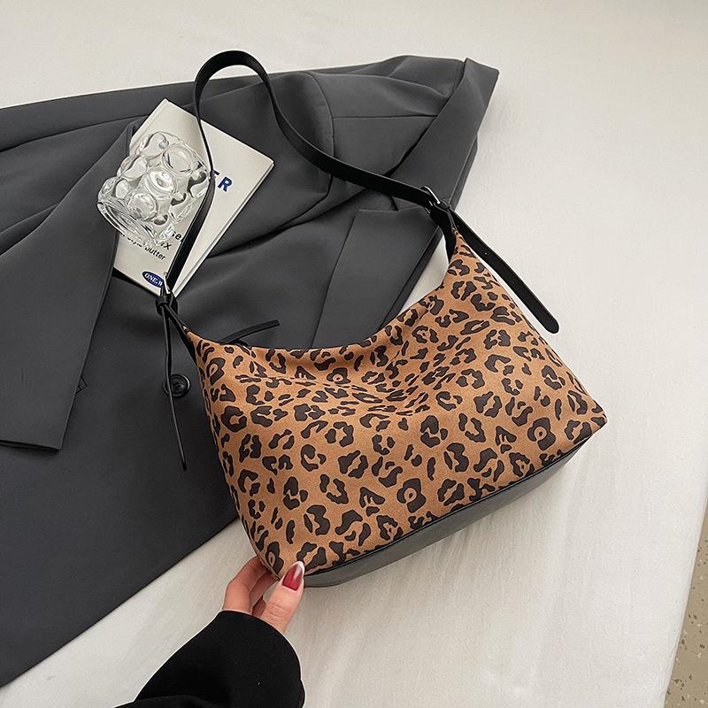 

Fashion retro tote bag women s autumn and winter new versatile trend shoulder bag niche texture messenger bag