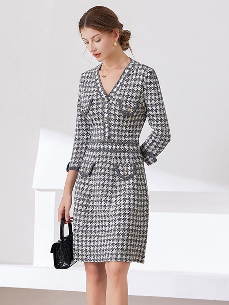 2025 Fall/Winter Retro European & American Houndstooth V-Neck Mid-Length Knitted Dress