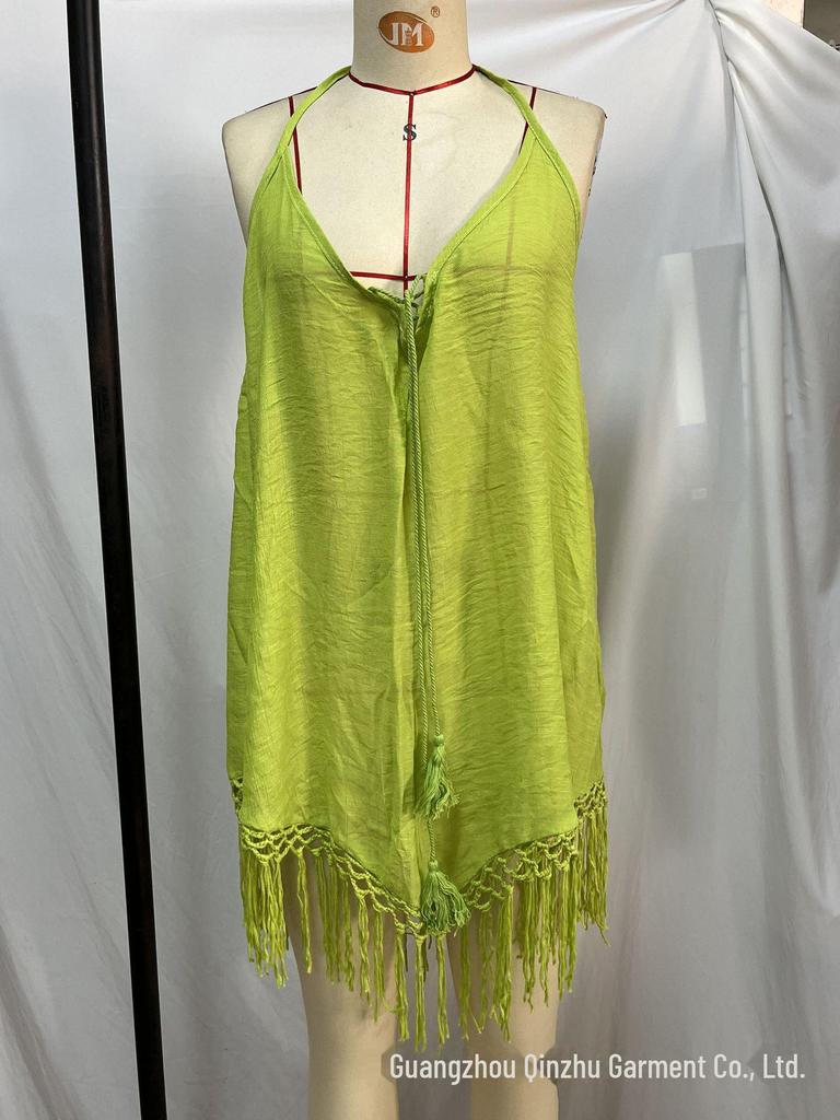 Letnia narzutka na bikini z frędzlami – jednokolorowa sukienka na wakacje na plaży