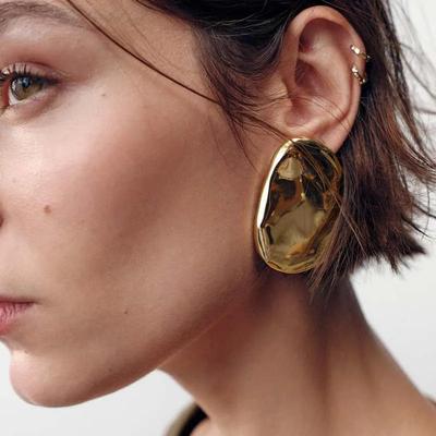Modische übertriebene ovale unregelmäßige Metall-Steckohrringe für Damen, goldfarbene geometrische Persönlichkeits-Ohrringe, Schmuckzubehör