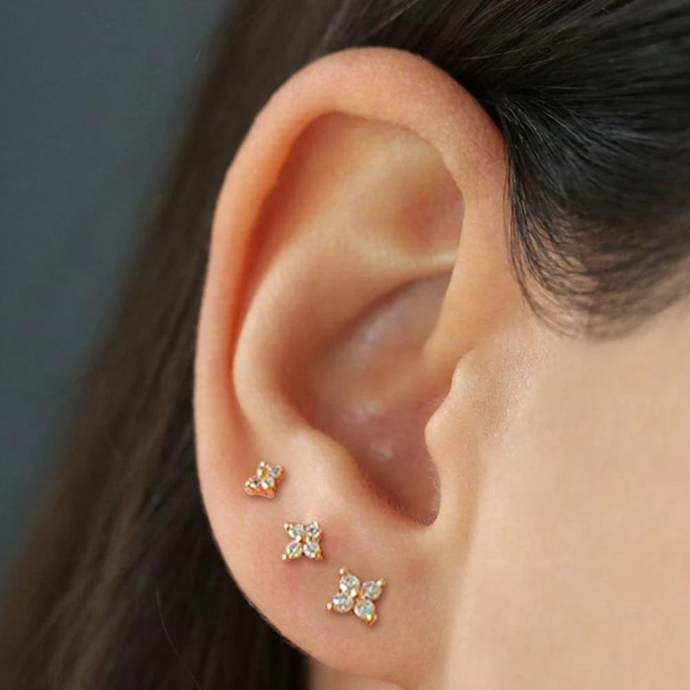 Orecchini a Bottone Fiori Delicati in Acciaio Inossidabile per Donne Piercing Cartilagine Orecchio Carini Zircone Colore Oro Quadrifoglio Gioielli Regalo