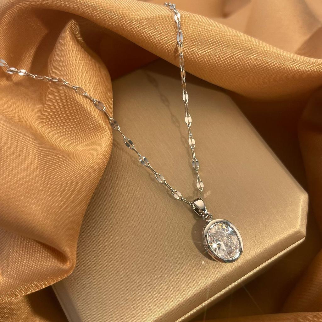 Oval Simple Necklace Design High-end Temperament Pendant Versatile Light Luxury Fashion Necklace