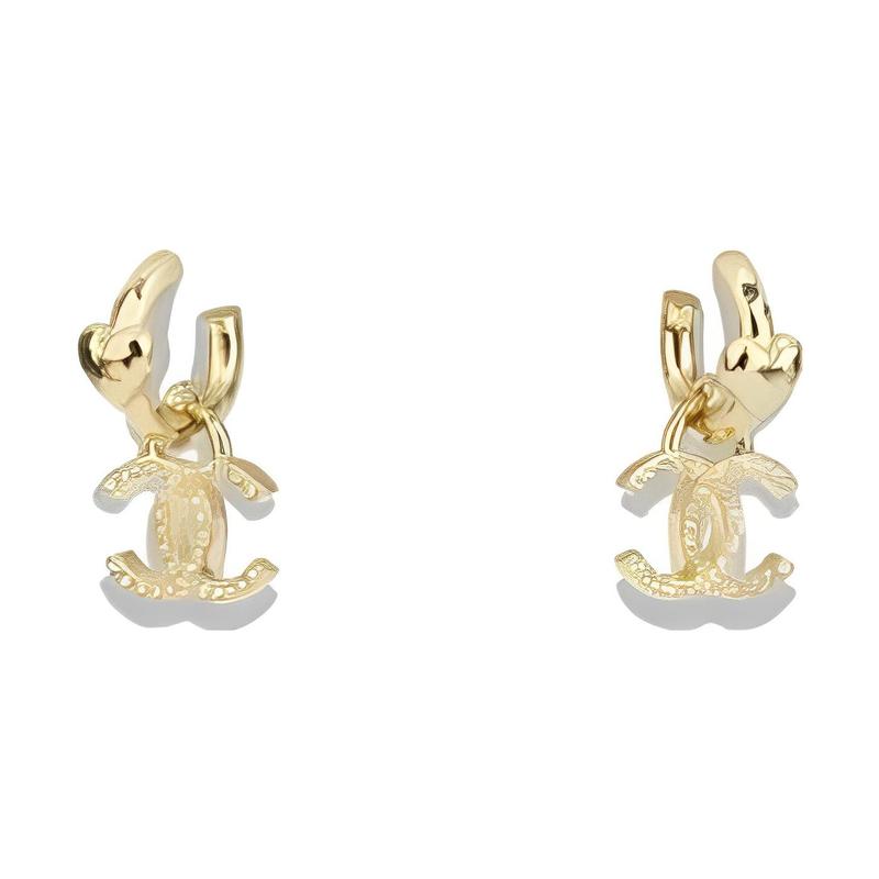 

CHANEL [23 Spring and Summer New Products] Logo Exquisite and Versatile Metal Earrings Women s Gold золотий