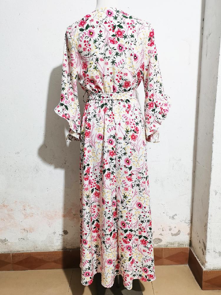 2025 Neues unregelmäßiges Halbarm-V-Ausschnitt-Bindeband-Schlitz-Rückenfreies Rüschenkleid für Damen