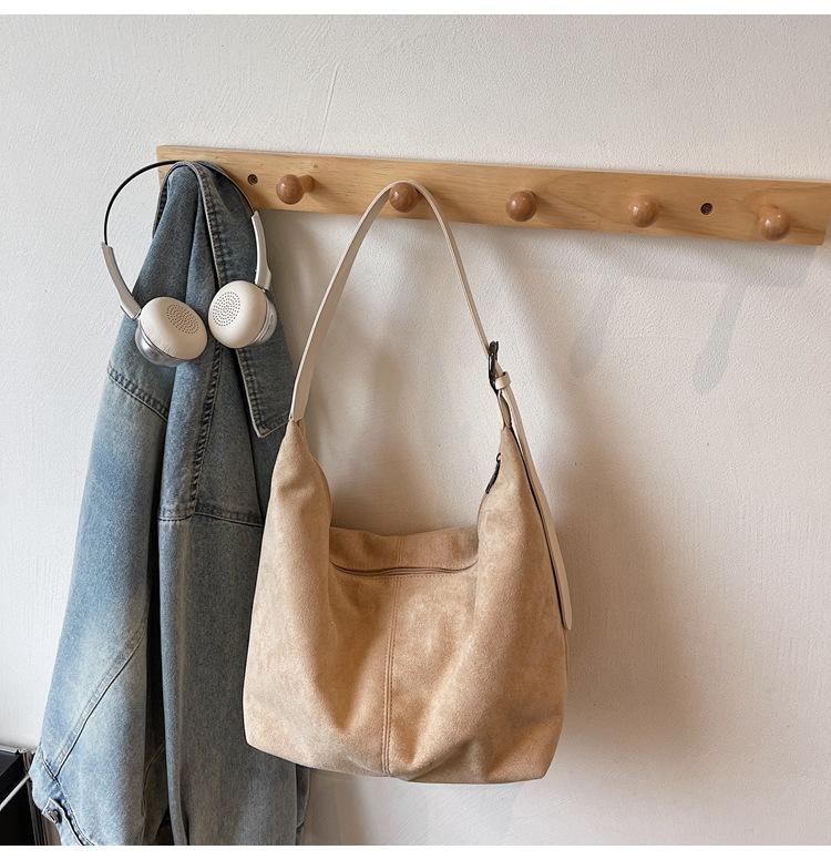 

Retro suede small bag women s 2025 autumn and winter new versatile messenger bag Maillard brown shoulder armpit bag