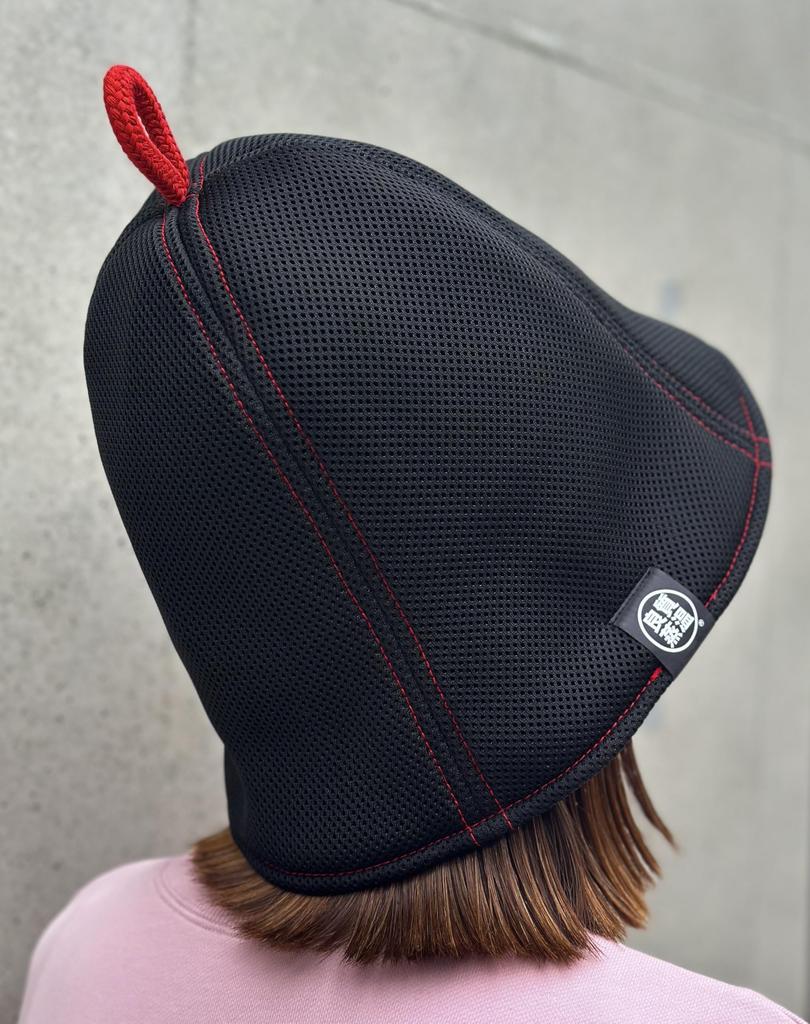 The black tag will be replaced with a new version in due course. Hard Black Red stitching Double Next generation 3-layer polyester mesh material
