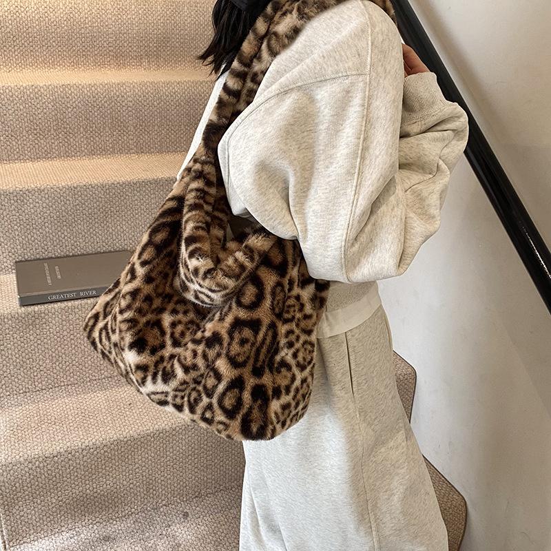 Wind leopard print contrasting color plush bag large capacity shoulder bag shopping bag fluffy lazy wind tote bag