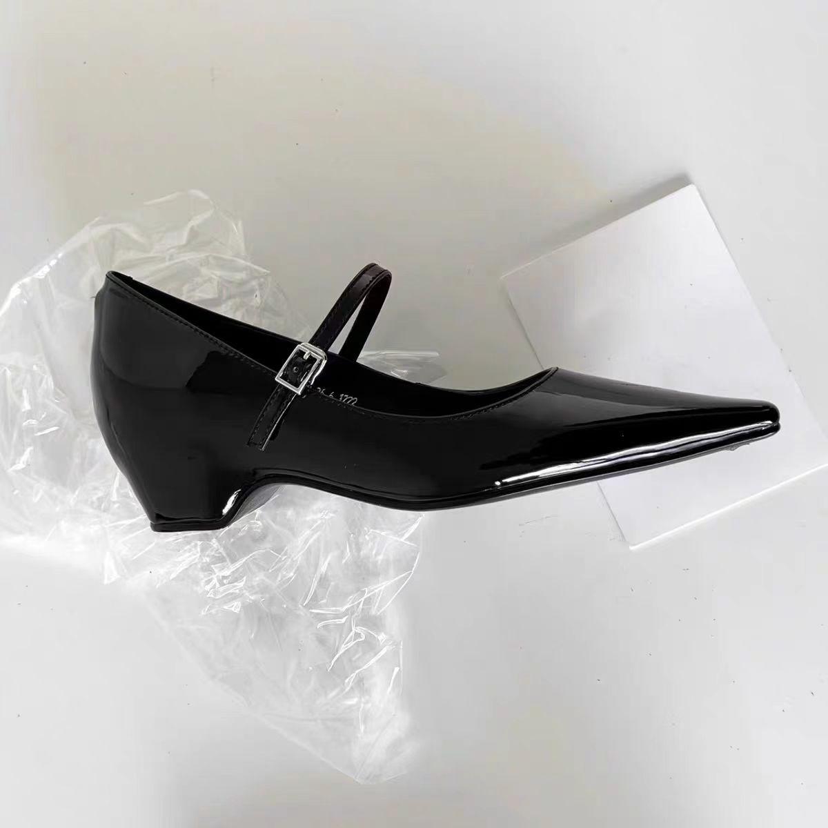 

2025 new French temperament one-word buckle with thick heel Mary Jane women s shoes pointed single shoes light mouth commuter high heels 35 чёрный