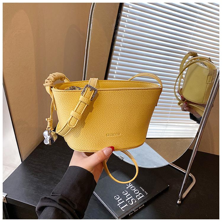 New simple women's bag, small and fresh shoulder bag, large-capacity work commuter women's messenger bag