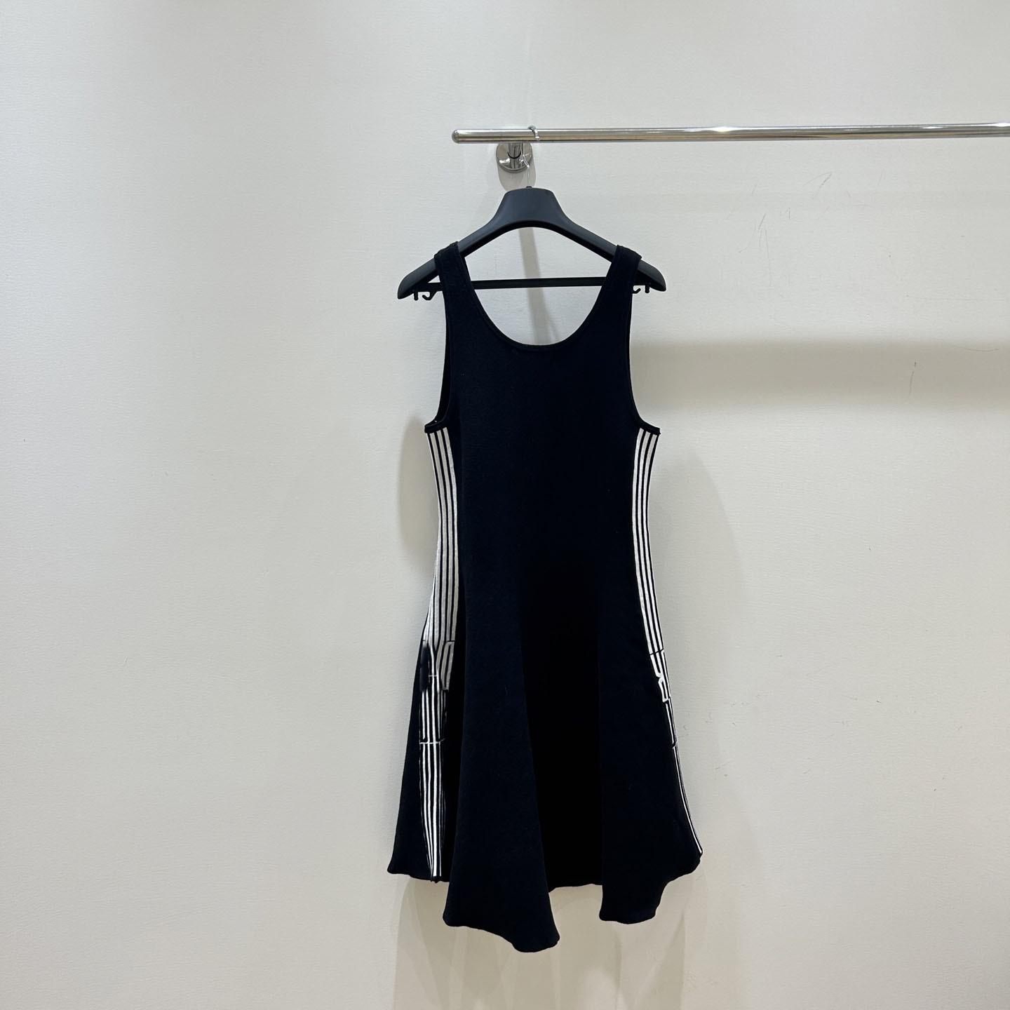 

Hepburn Style U-Neck Waist-Cinching Sleeveless Dress for Summer M