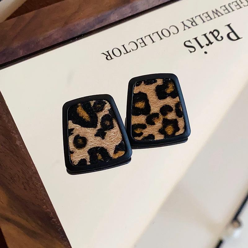 Retro Hong Kong Style Silver Needle Leopard Print Circle Earrings Light Luxury High-end Temperament Earrings Niche Earrings Women