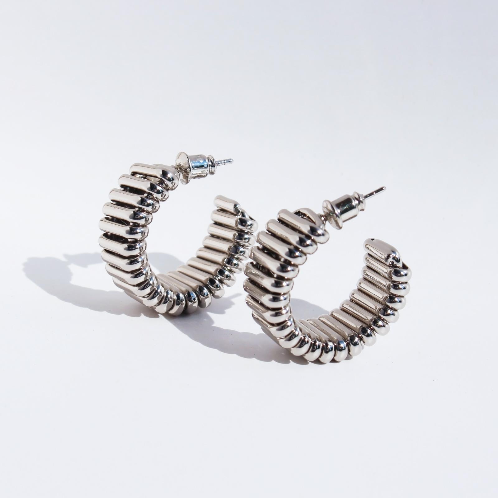 

Модные серьги Wave Spiral Wide Version, серьги-гвоздики Cold Wind Exaggerated C-образной формы 345 белого золота