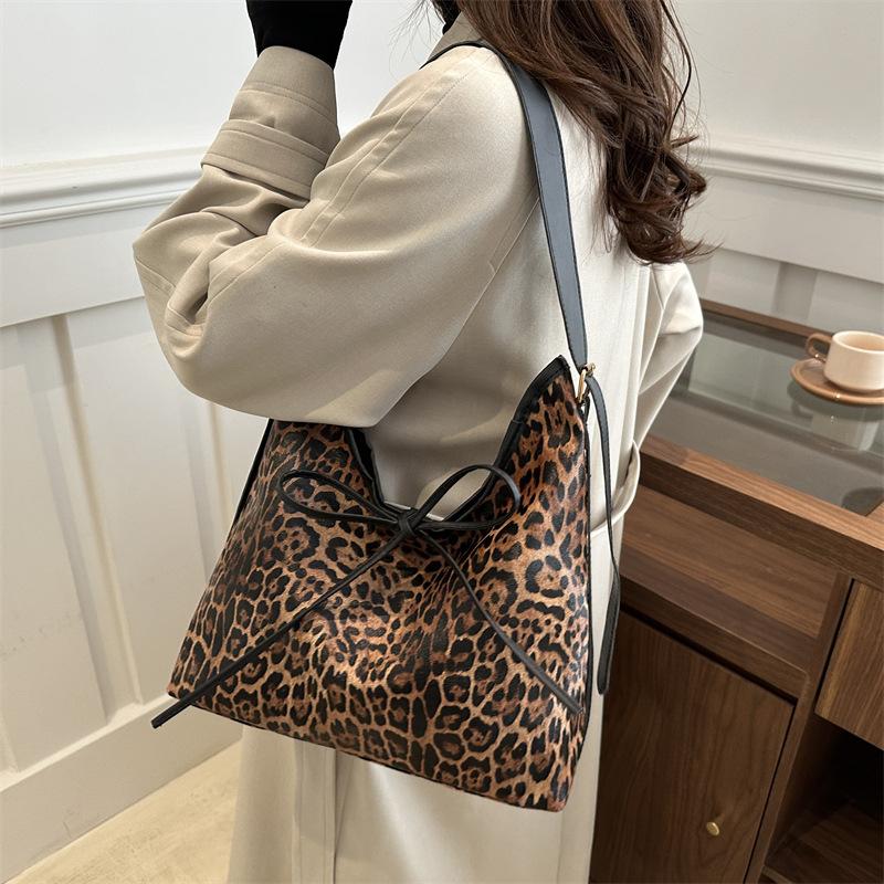 Niche design leopard print women's shoulder bag fashionable retro slack handbag daily commute messenger bag bag bag