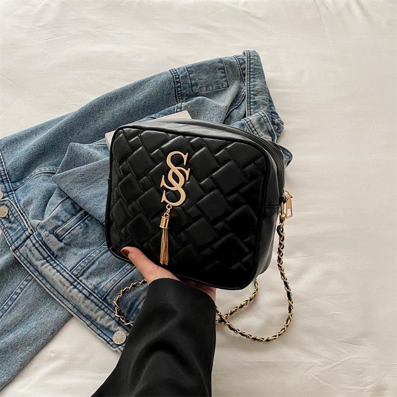 

Женская сумка 2024 года, летняя новая маленькая свежая индивидуальная простая и красивая сумка через плечо, сумка-мессенджер, модный тренд, маленькая квадратная сумка чёрный