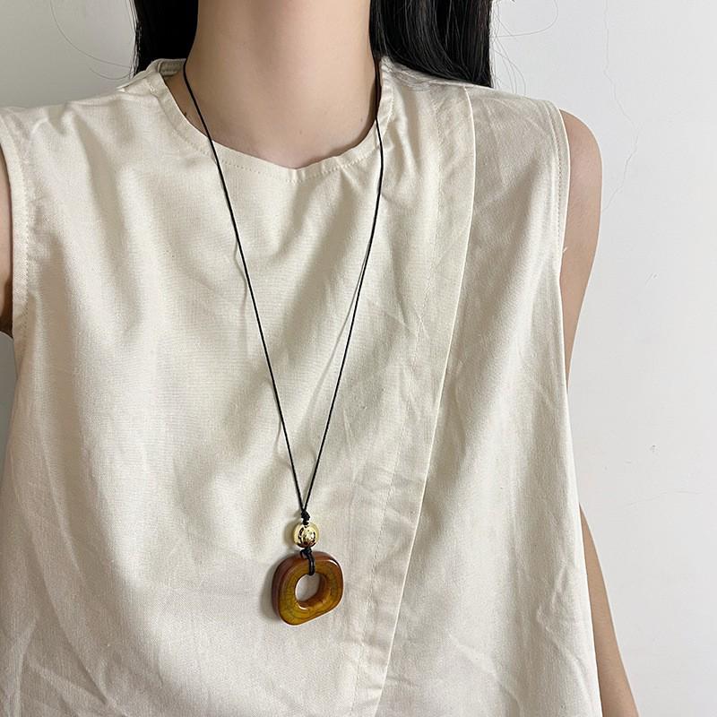 Asian Blogger-Inspired Saddle Bag Necklace: Luxury Women's Niche Sweater Chain Accessories