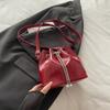 Dámská vintage kbelíková taška s řetízkem a stahovací šňůrkou, crossbody, přes rameno