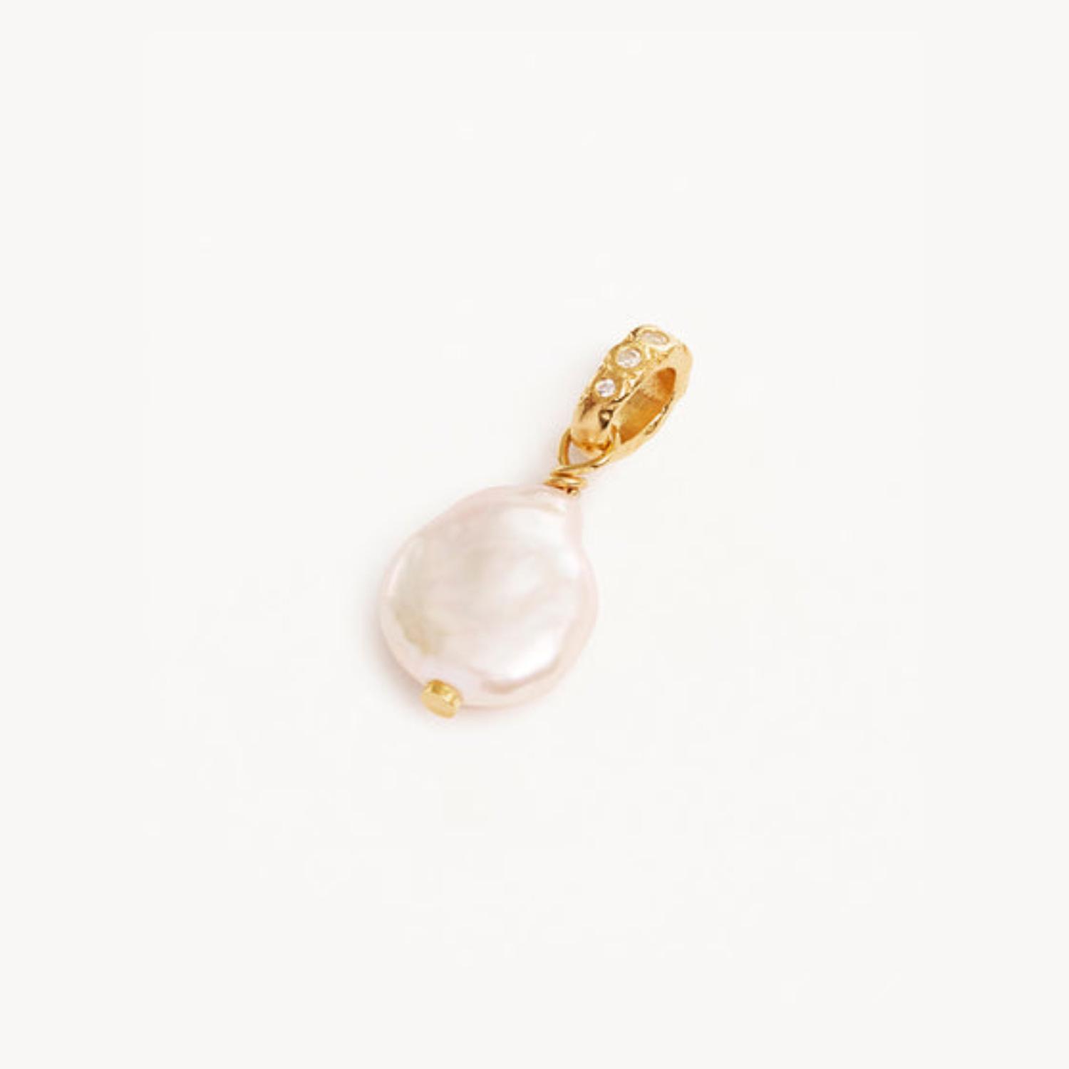 

Seaside-Style Pearl Ocean Necklace with Gold-Plated Finish