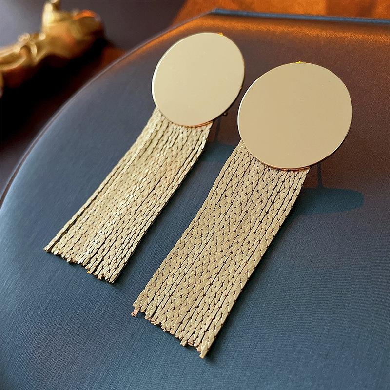 

Длинные женские серьги с геометрическим узором и кисточками