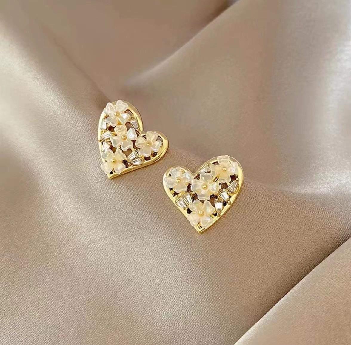 

Ladies Fashionable Earrings And Versatile Earrings One Size