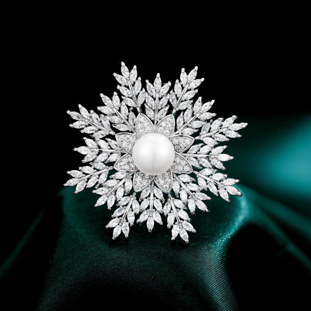 Luxurious South Korean Snowflake Brooch with Zircon Inlaid Diamonds – Elegant Corsage Pin for Suits and Coats.