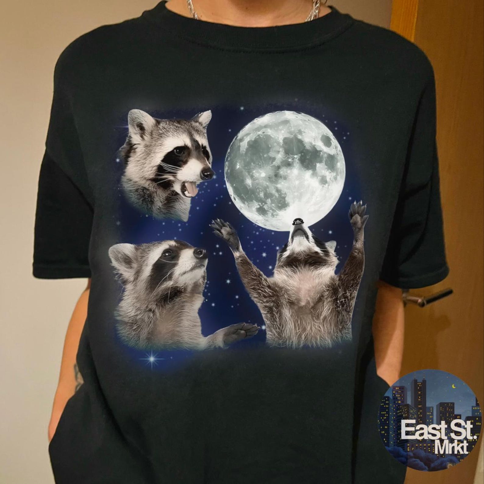 Three Howling Raccoons Moon T-Shirt: Vintage Style y2k Animal Lover Gift L