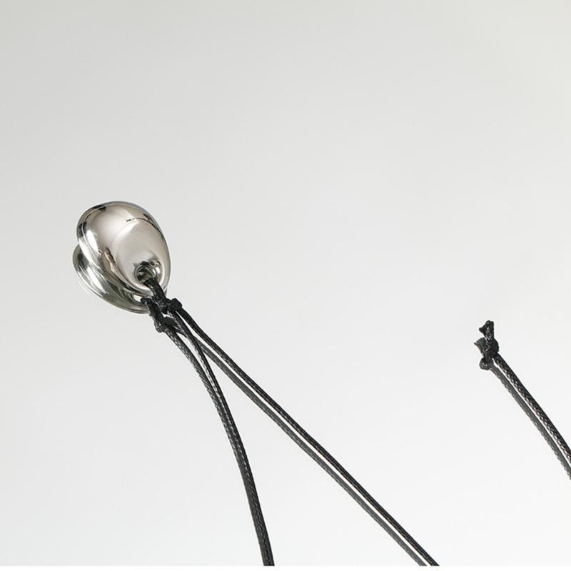 Stilvolle schwarze PU-Lederkordel-Halskette, schicker Bohnenanhänger, Schlüsselbeinkette, verstellbarer geometrischer Anhänger, Halskette, Accessoire