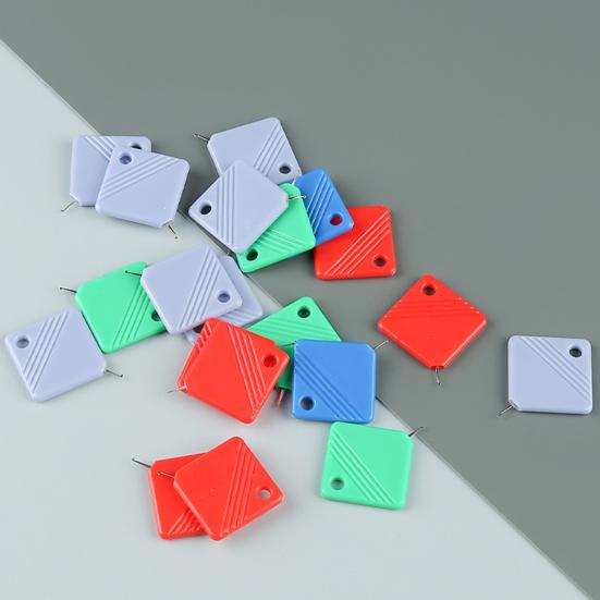 10 szt. nawlekaczy do igieł do szycia ręcznego Kwadratowy pomocnik do nawlekania igieł Łatwe narzędzie do nawlekania Pasuje do większości rozmiarów igieł Dla miłośników szycia