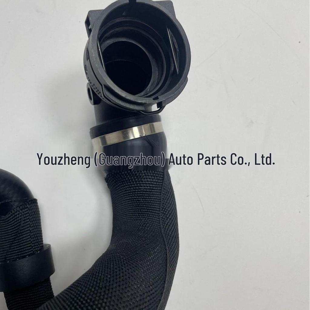 LR137873: Compatible with 2017 fifth-generation Land Rover Discovery radiator hose assembly top.