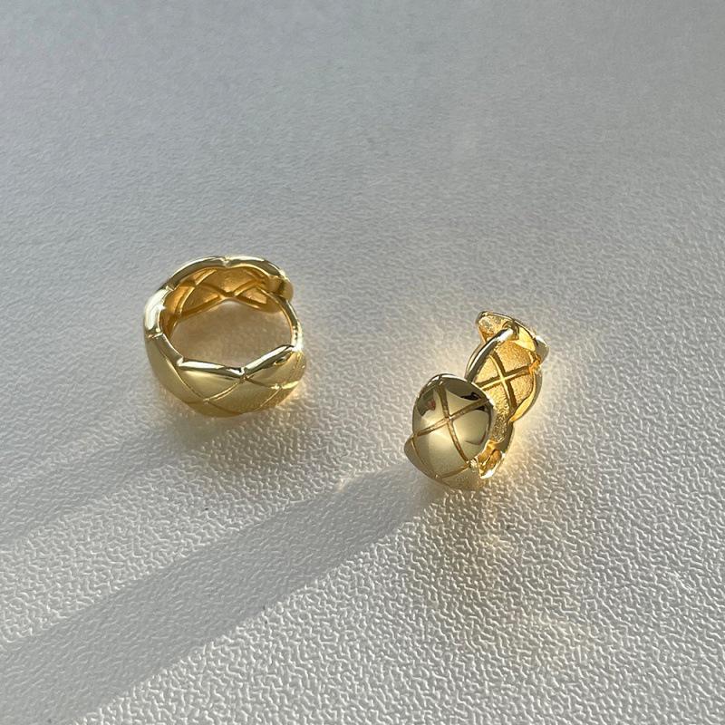 Retro Diamond Earrings: Fashionable, Cold Style Ear Clips with Silver Needles for Women; Trendy, Unique, Internet Celebrity Inspired Design.