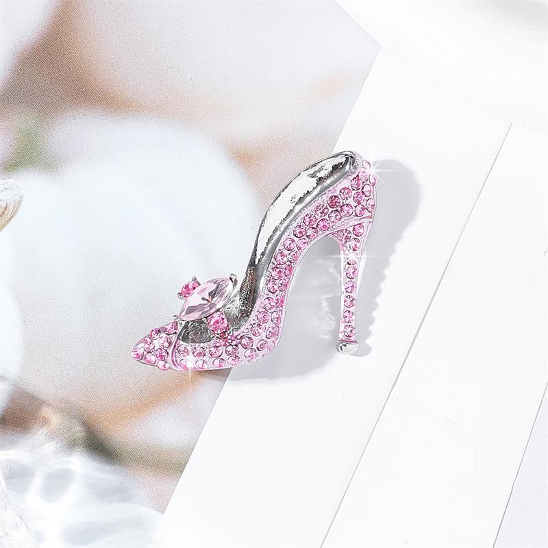 

Брошь на высоком каблуке из сплава с инкрустацией кристаллами для вечернего платья и пальто