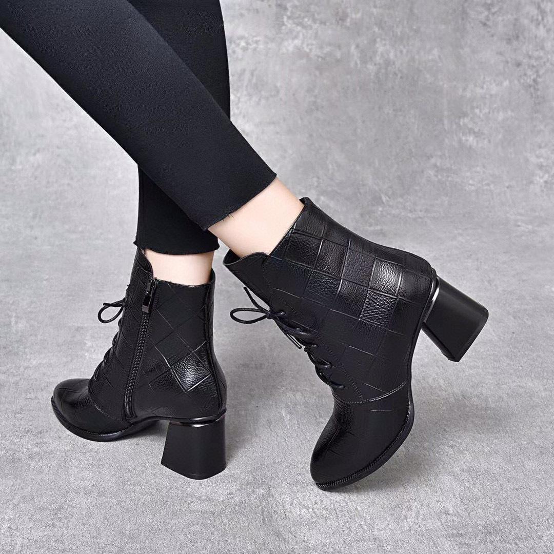 

Женские остроносые кожаные ботинки осень-зима новая коллекция черные рельефные из коровьей кожи на шнуровке на толстом высоком каблуке модные ботинки 36