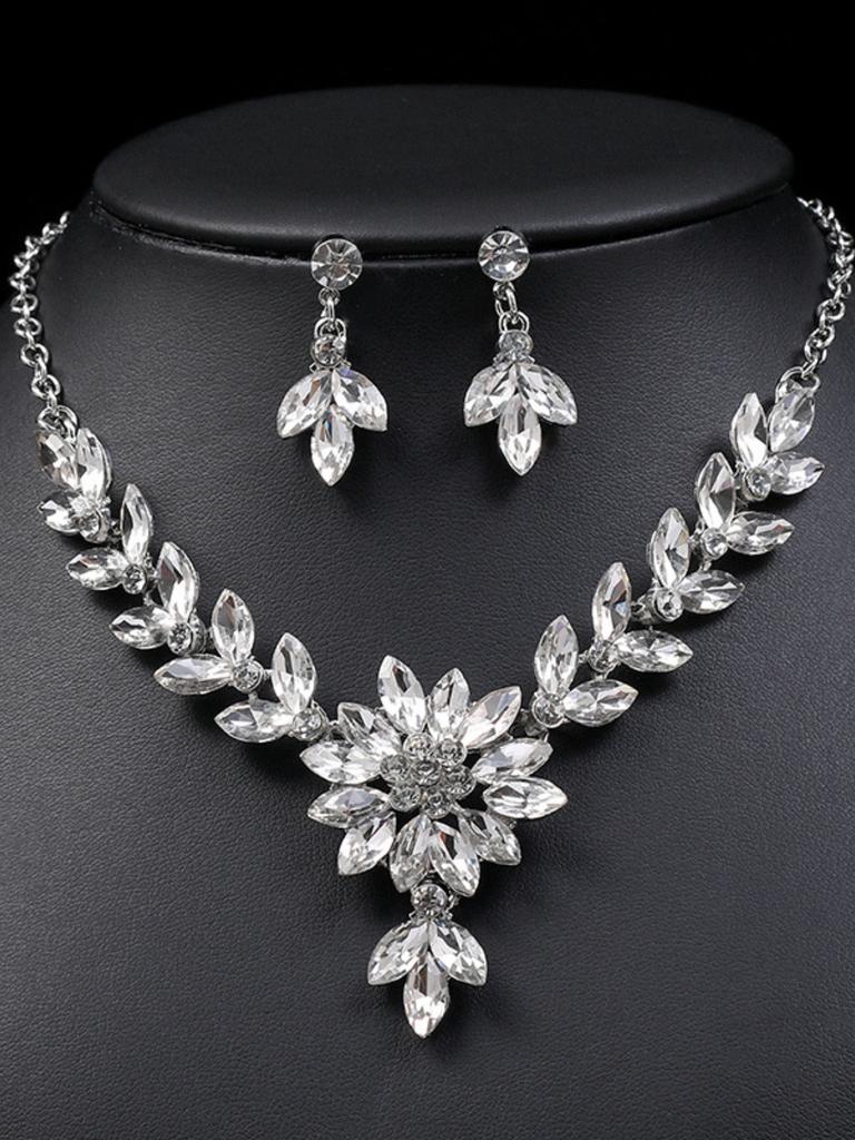 3pcs Fashionable Women's Zircon Set with Crystal Contrasting Flower Necklace Earrings and Evening Dress Accessories