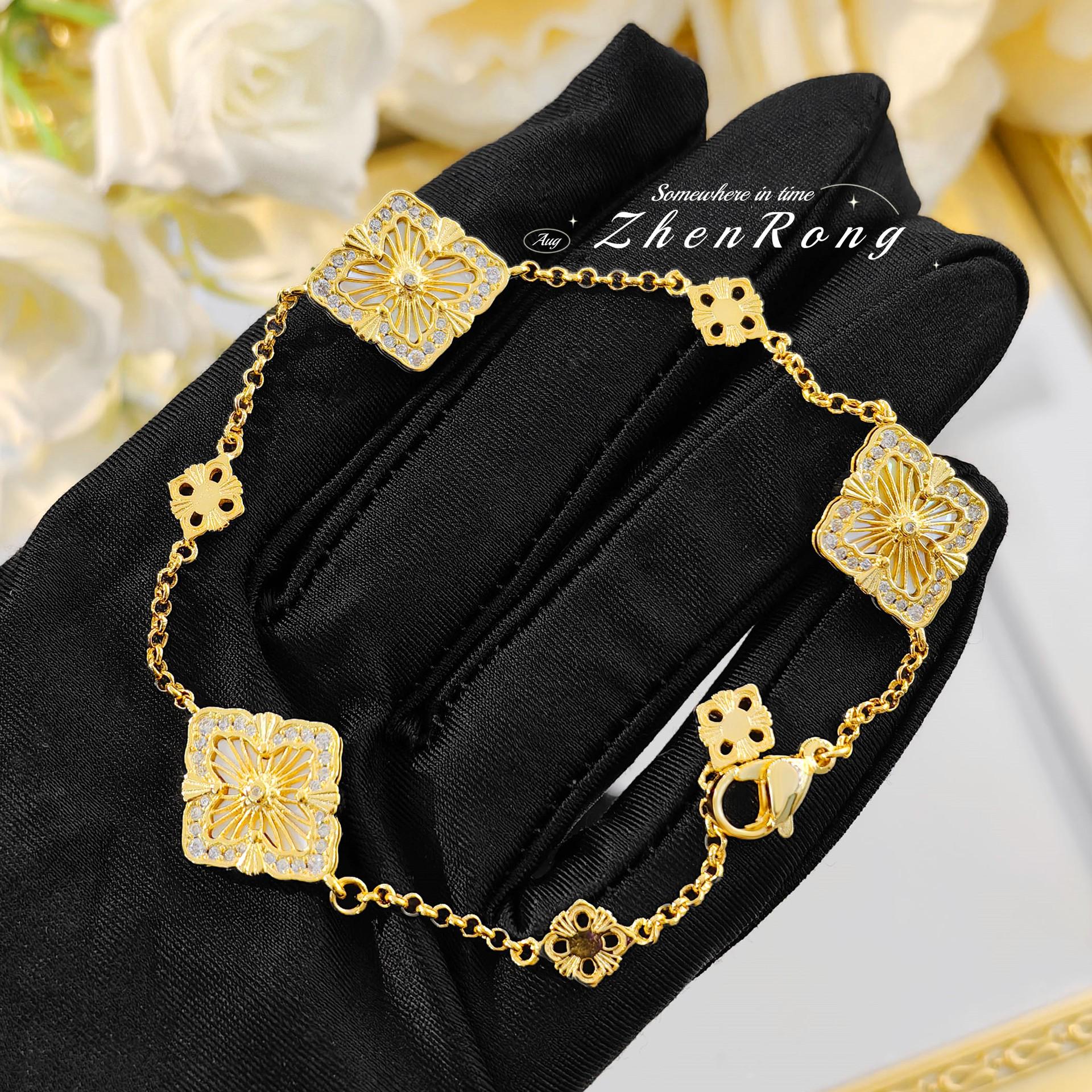 

Итальянский Ретро Браслет Bratti из Белого Перламутра в виде Четырехлистного Клевера с Кружевом и Бриллиантовыми Вставками