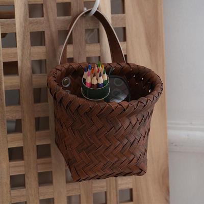 Handgefertigter wandmontierter geflochtener Korb in Rattan-Optik für Zwiebeln, Ingwer, Knoblauch.