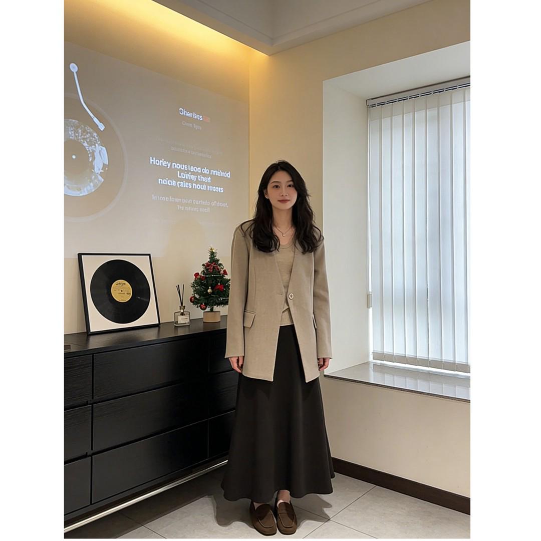 

2026 New Korean Style Women s Spring Outfit: High-End Suit Jacket, Long Sleeve Base Layer, and Skirt Set Medium