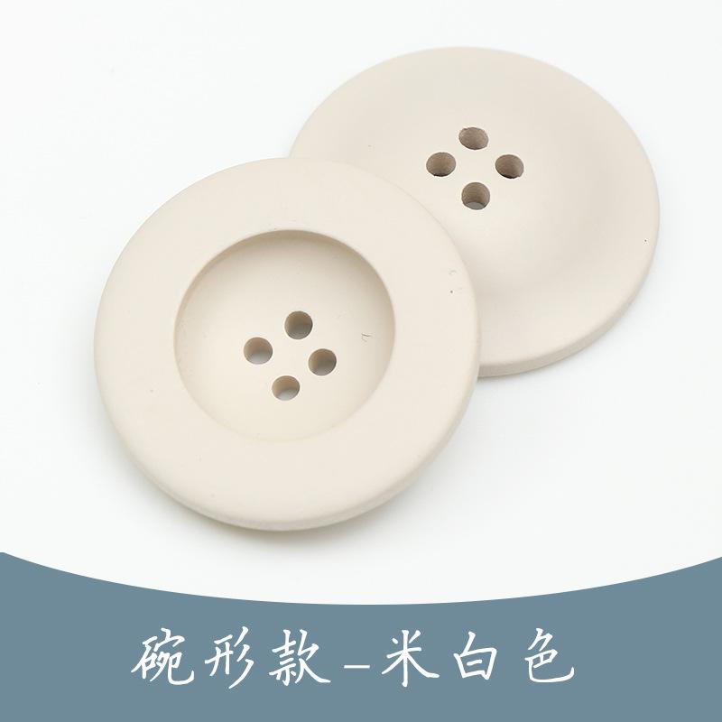 Svarta trenchcoat med hartsknappar, kostymimitation, hornknappar, färgade fyröglade knappar i exklusivt ullmönster