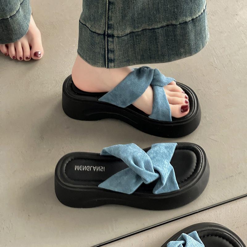 Thick-soled Heightening Cross-cool Slippers Are Comfortable At Home and Wear New Muffins and Beach Sandals.